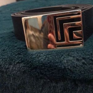 Versace men’s belt- new condition!